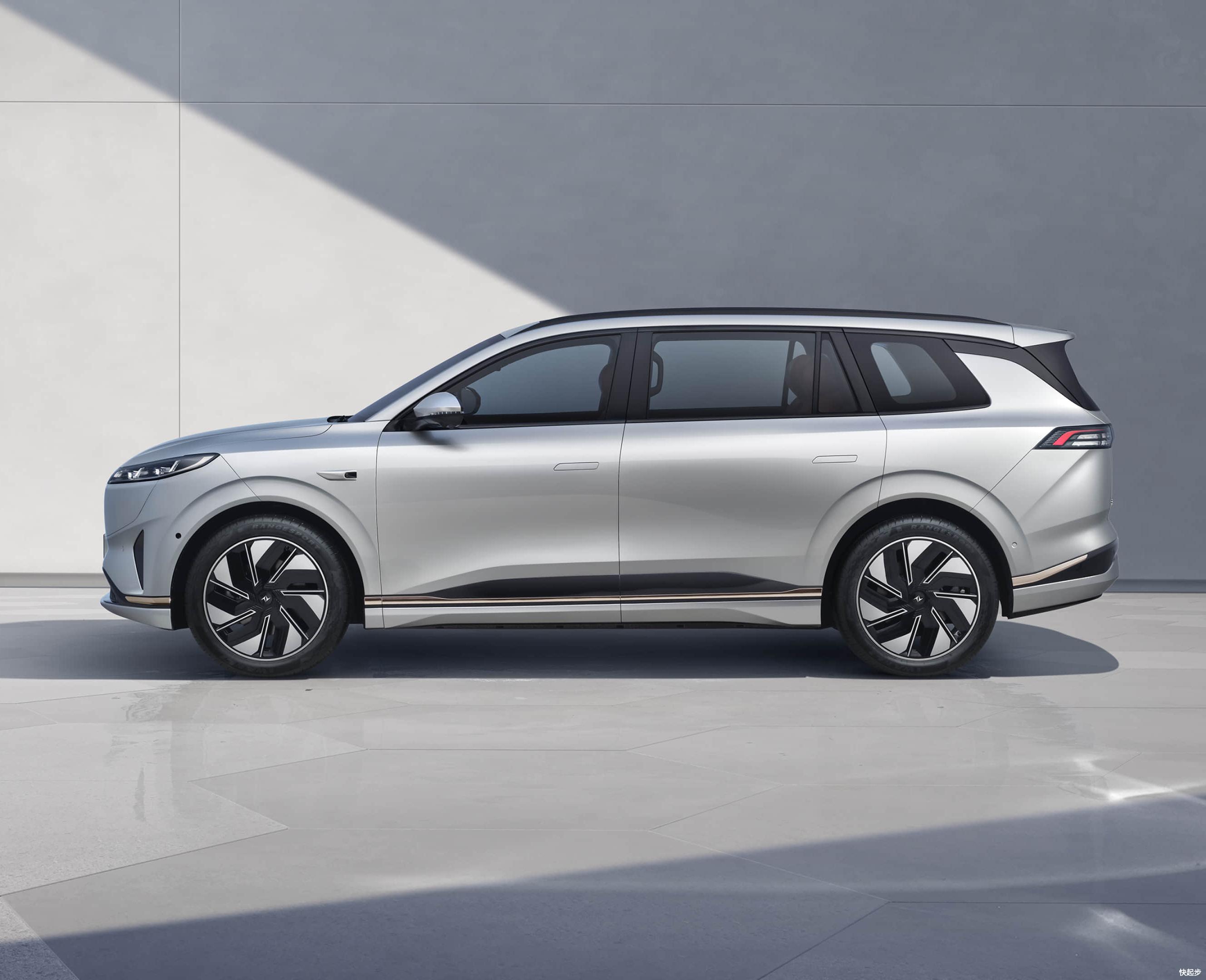 东风乘用车-东风乘用车-eπ008