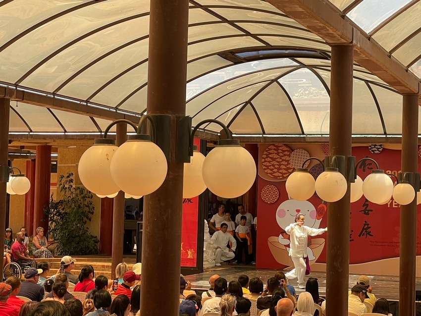 当熟悉的背景换成了外国人——比勒陀利亚南华寺