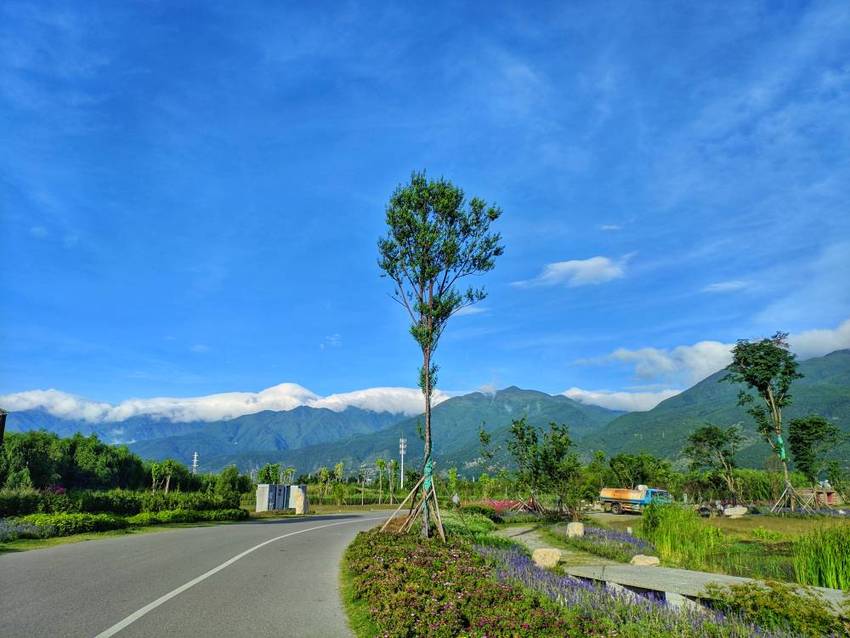 清晨，漫步在喜洲古镇的海边上