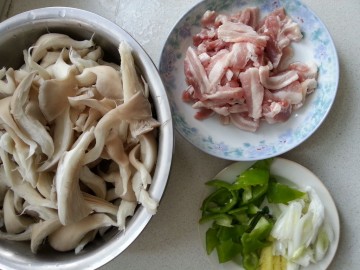 平菇炒肉片