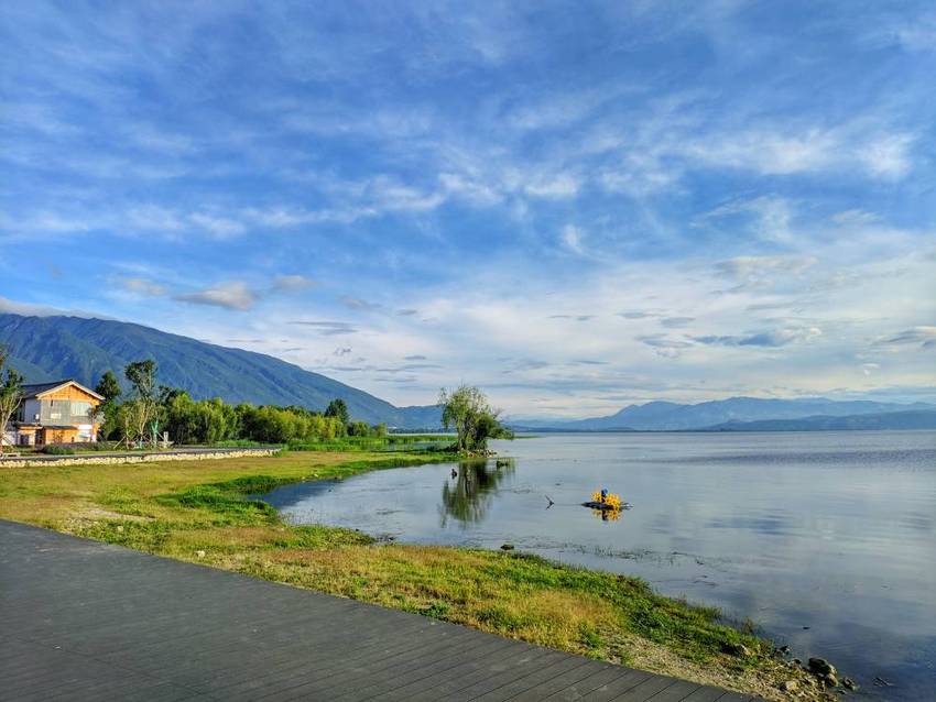 清晨，漫步在喜洲古镇的海边上