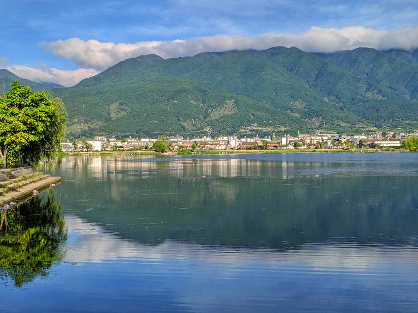 清晨，漫步在喜洲古镇的海边上