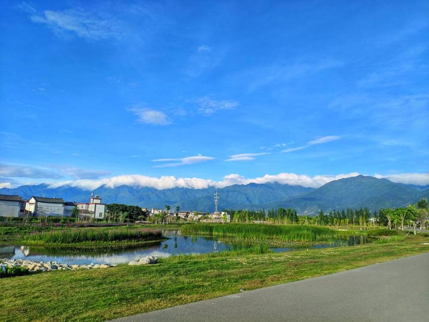 清晨，漫步在喜洲古镇的海边上