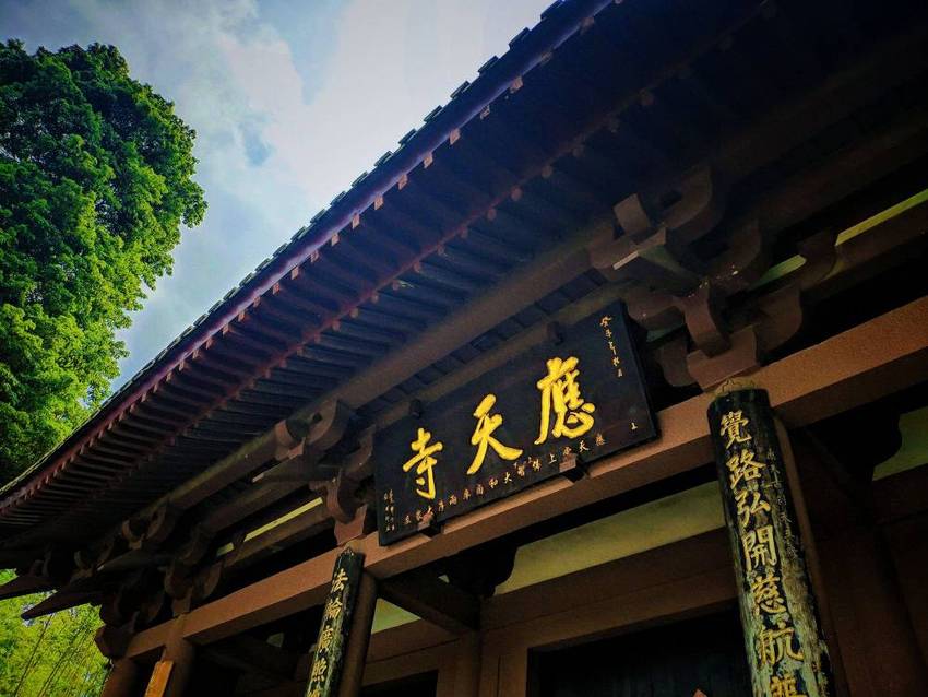 千番景色都如幻,踏入僧门礼佛香