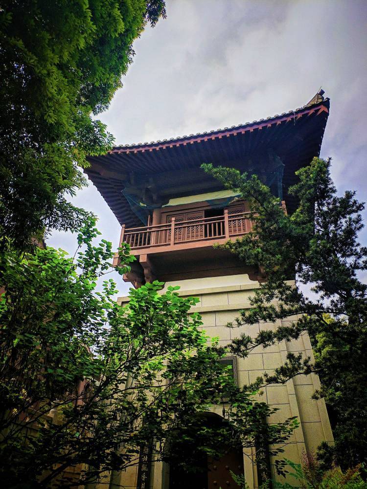 千番景色都如幻,踏入僧门礼佛香