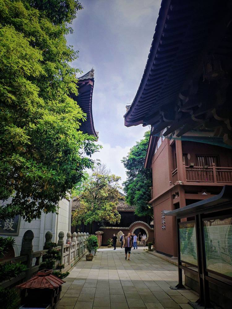 千番景色都如幻,踏入僧门礼佛香