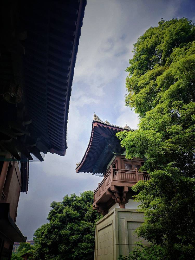 千番景色都如幻,踏入僧门礼佛香