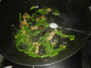 肉炒蒜耗黑木耳