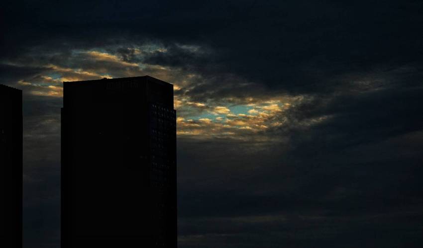 撕开夜幕的一束光