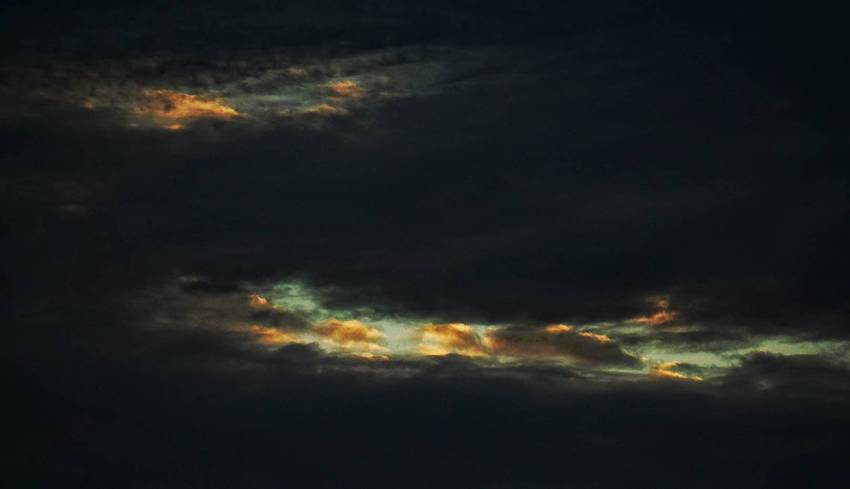 撕开夜幕的一束光