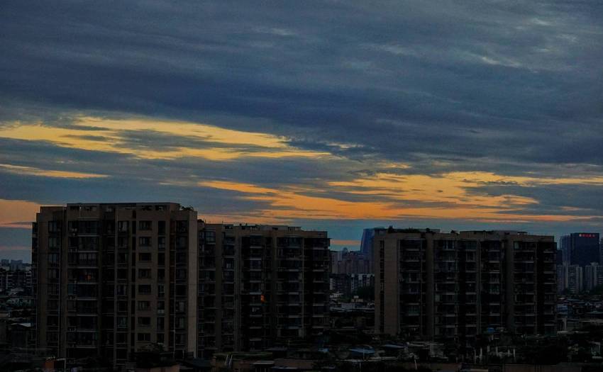 撕开夜幕的一束光