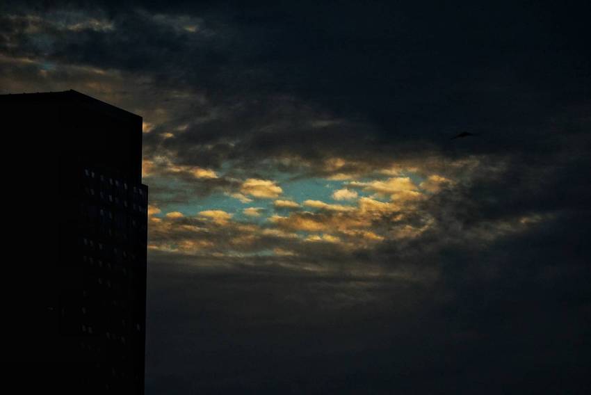 撕开夜幕的一束光