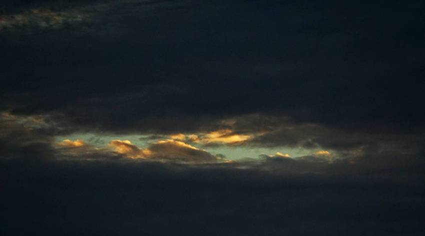 撕开夜幕的一束光