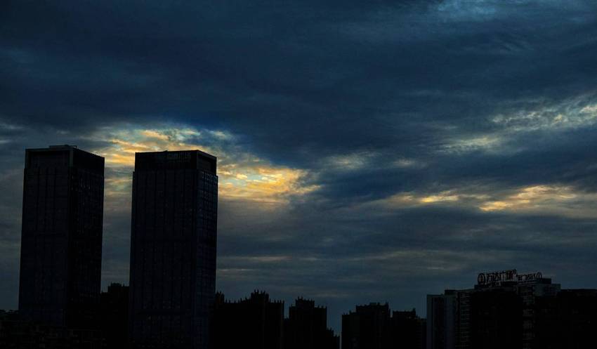 撕开夜幕的一束光