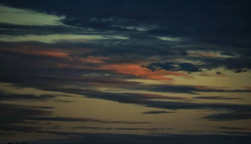 撕开夜幕的一束光