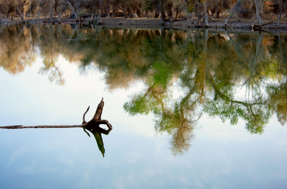 峰峦叠嶂,碧水如镜,青山浮水,倒影翩翩,两岸景色犹如百里画廊