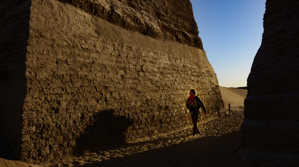峰峦叠嶂,碧水如镜,青山浮水,倒影翩翩,两岸景色犹如百里画廊
