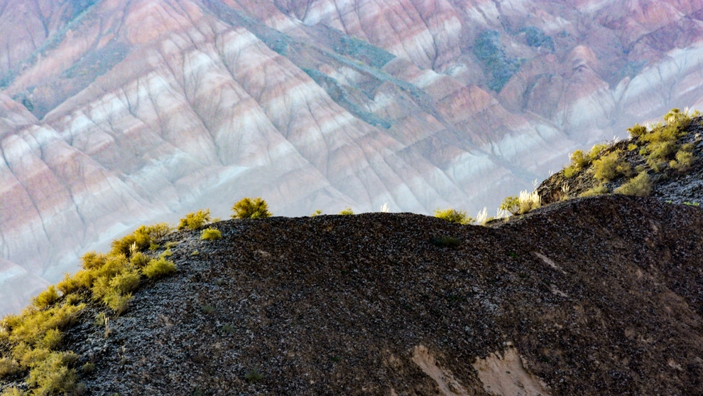 峰峦叠嶂,碧水如镜,青山浮水,倒影翩翩,两岸景色犹如百里画廊