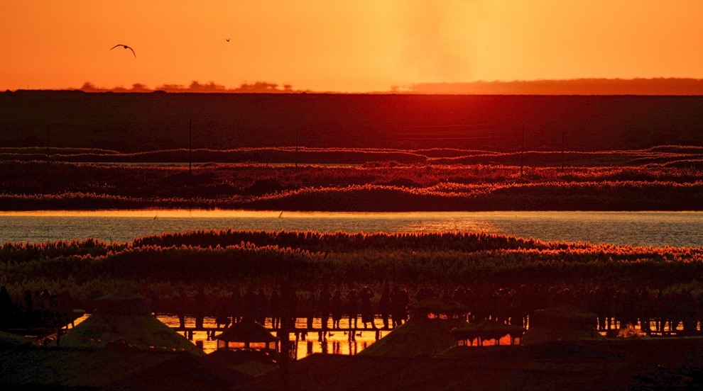 峰峦叠嶂,碧水如镜,青山浮水,倒影翩翩,两岸景色犹如百里画廊