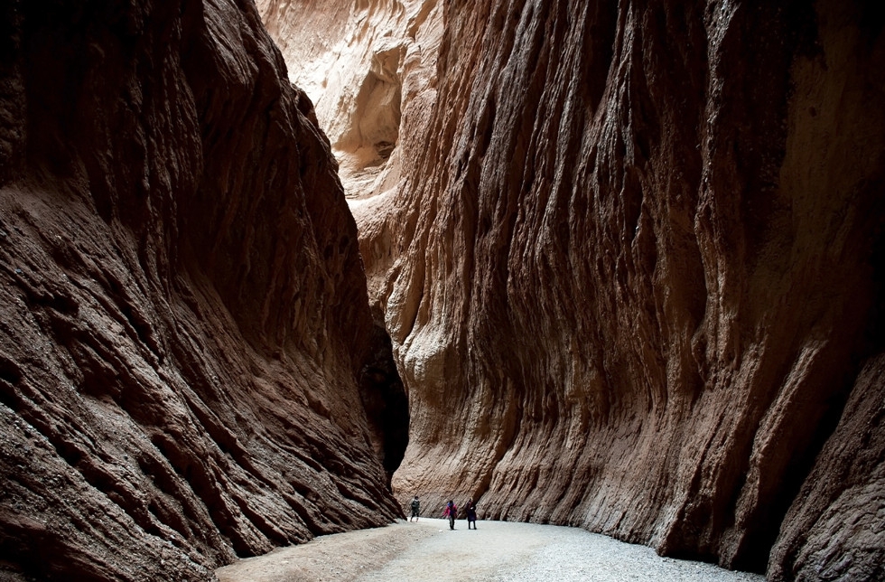 峰峦叠嶂,碧水如镜,青山浮水,倒影翩翩,两岸景色犹如百里画廊