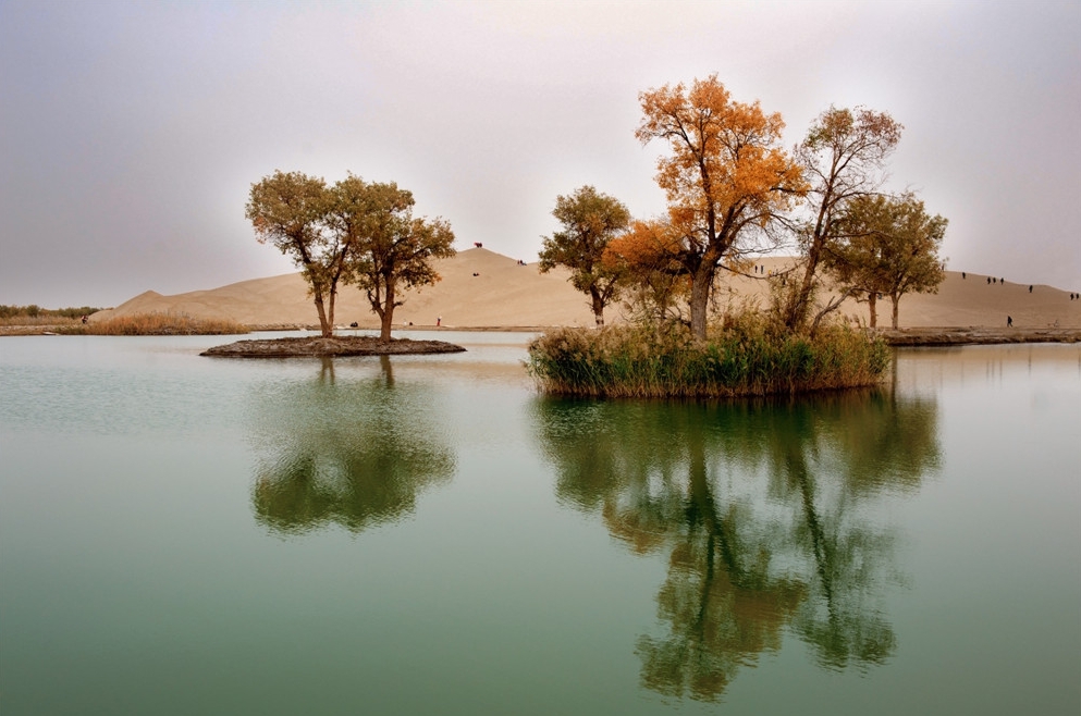 峰峦叠嶂,碧水如镜,青山浮水,倒影翩翩,两岸景色犹如百里画廊