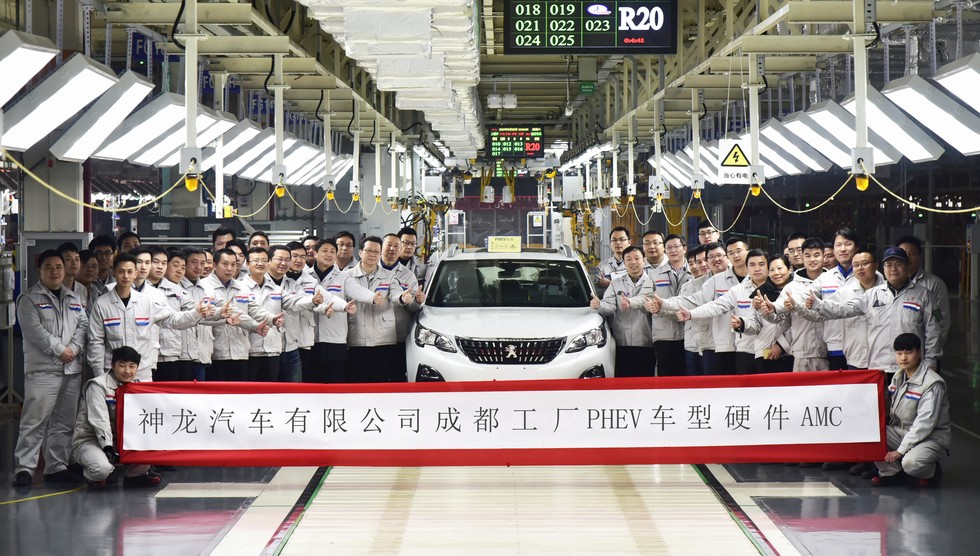 神龙公司获首批新能源车辆合格证