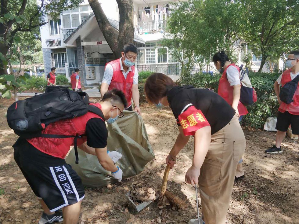 党员干部“沉”下去 服务社区“实”起来