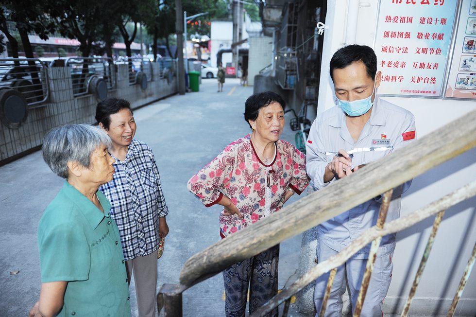 党员干部“沉”下去 服务社区“实”起来