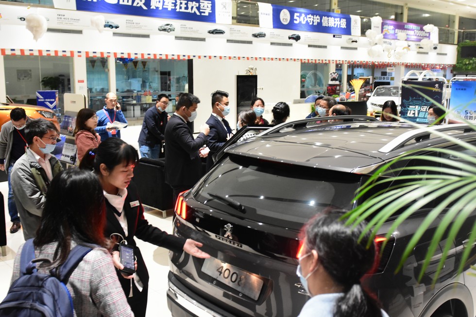 东风职工代表走进东风标致4S店