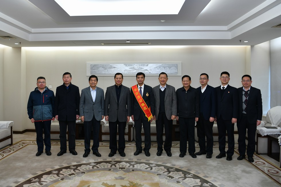 竺延风亲切会见全国劳模朱卫东