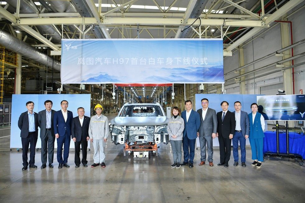 岚图中大型高端智能电动SUV白车身下线