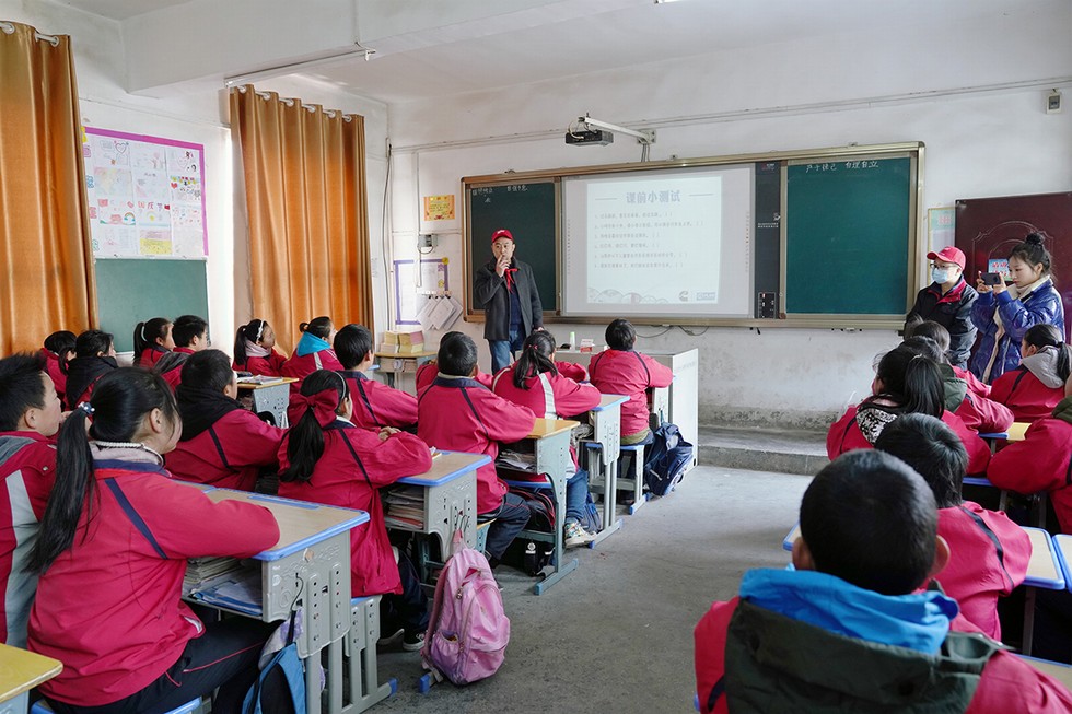 十堰红庙小学“康明斯图书馆”授牌