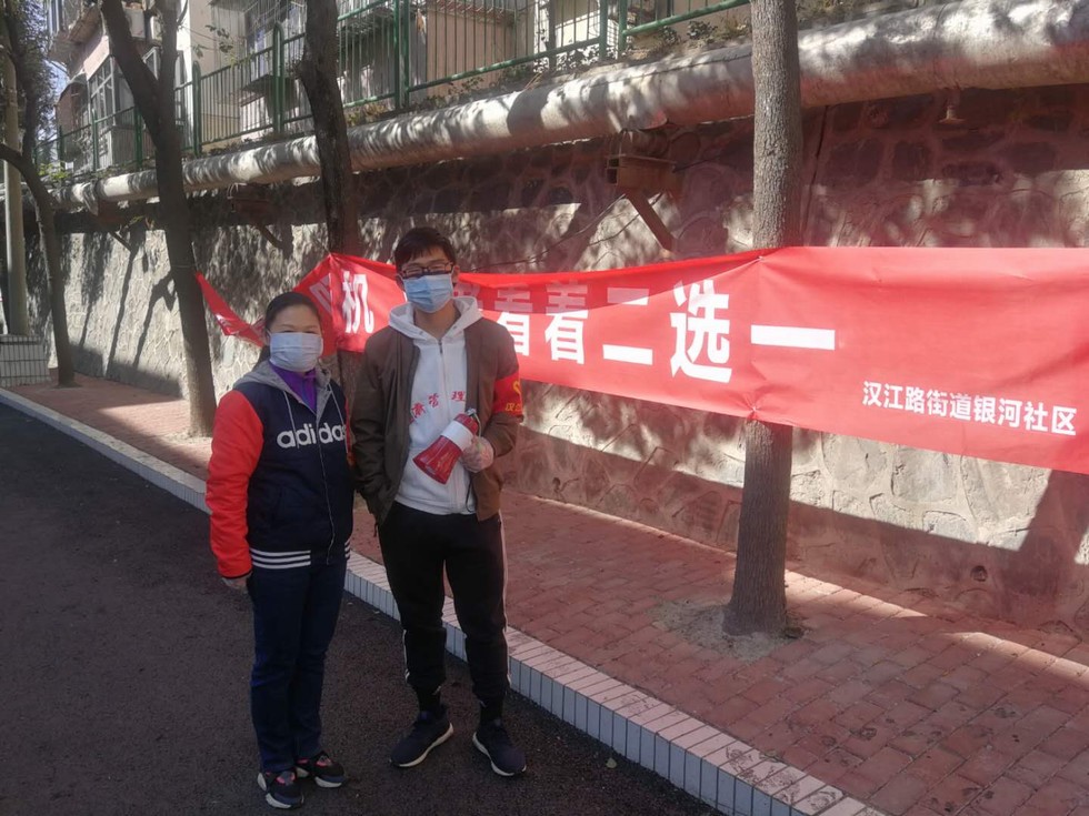 社区战“疫” 一名党员一面旗