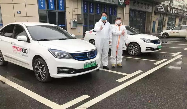 看，路上有逆行的东风“战车”！