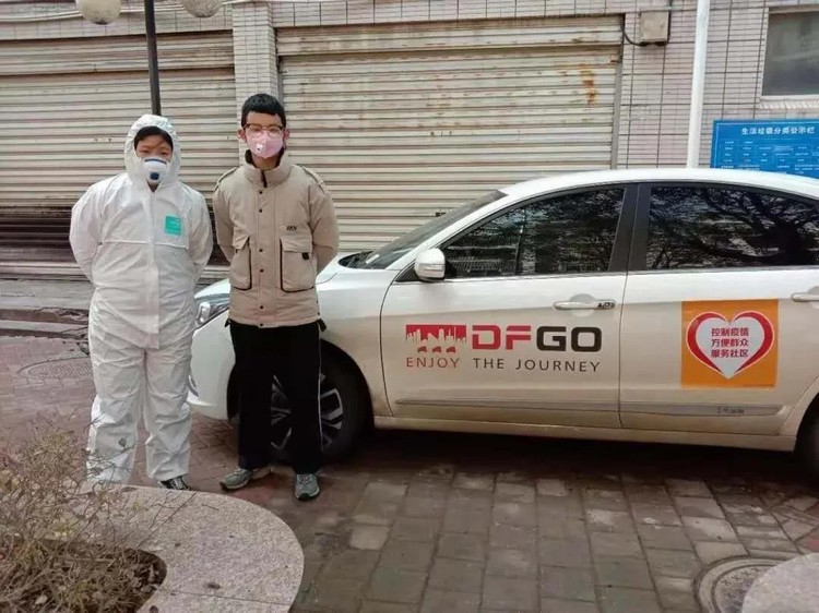 看，路上有逆行的东风“战车”！