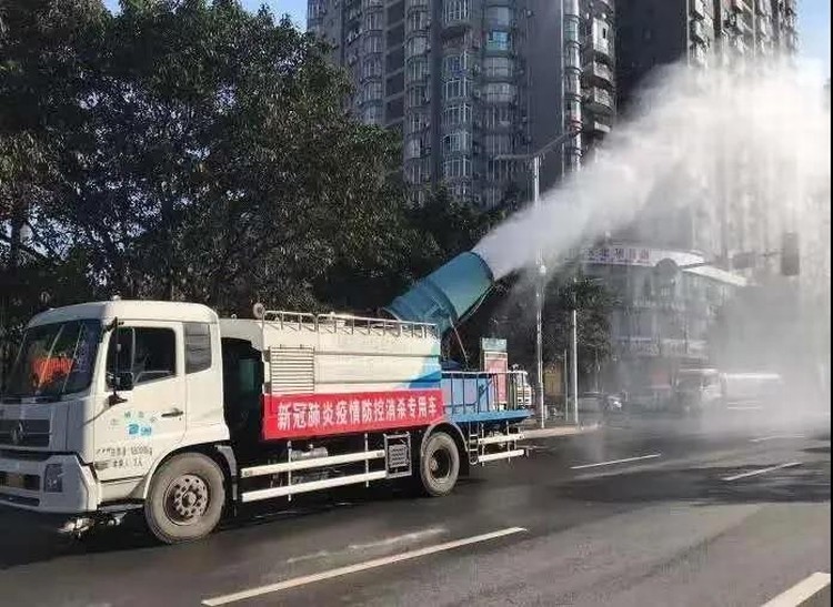 看，路上有逆行的东风“战车”！