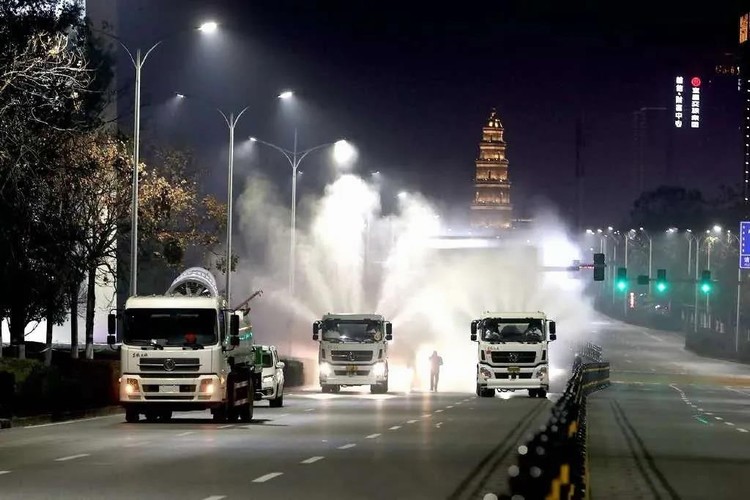 看，路上有逆行的东风“战车”！