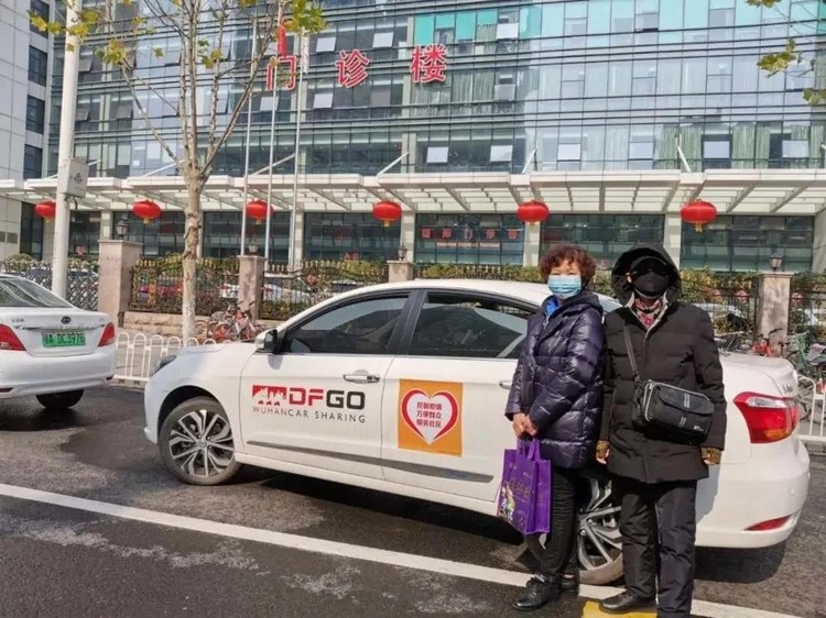 看，路上有逆行的东风“战车”！