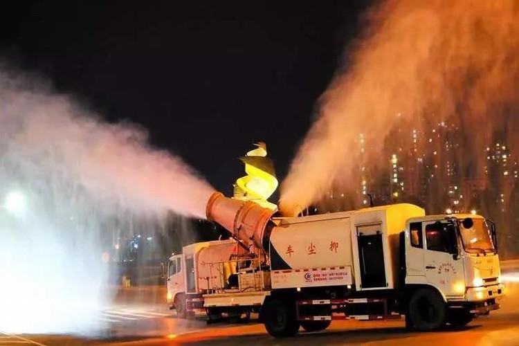 看，路上有逆行的东风“战车”！