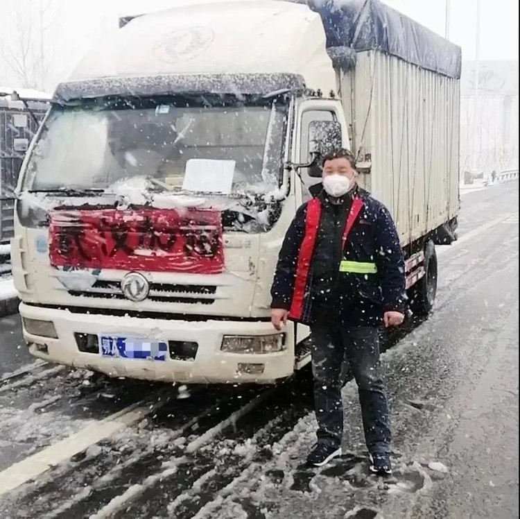 看，路上有逆行的东风“战车”！