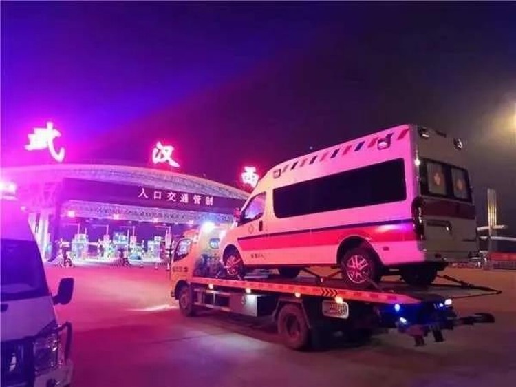 看，路上有逆行的东风“战车”！