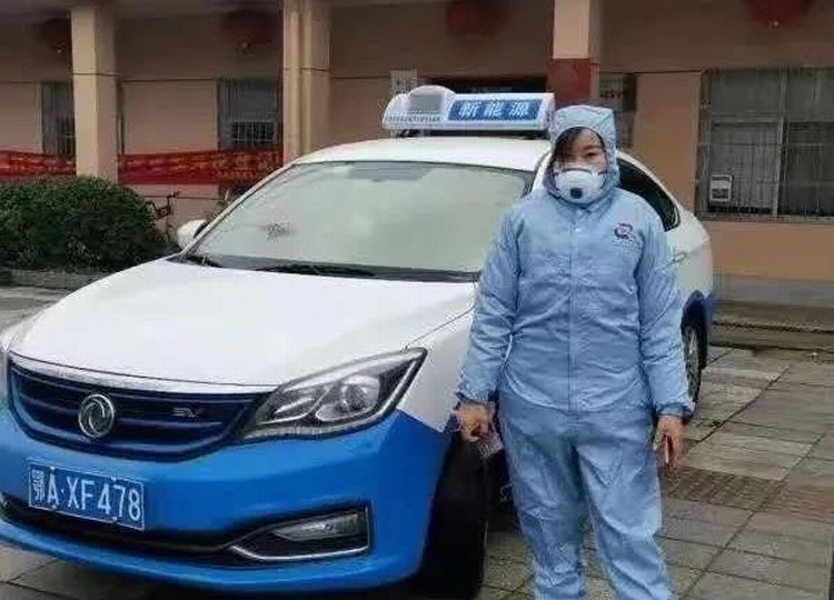 看，路上有逆行的东风“战车”！