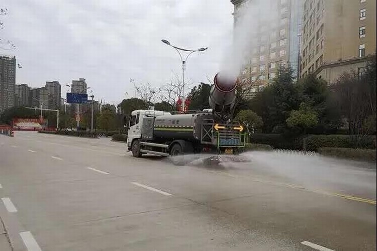 看，路上有逆行的东风“战车”！