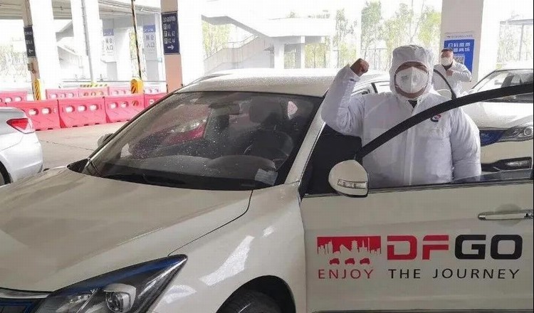 看，路上有逆行的东风“战车”！