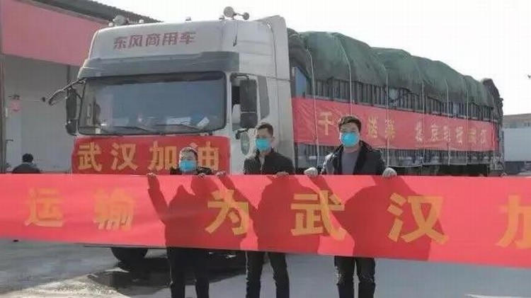 看，路上有逆行的东风“战车”！