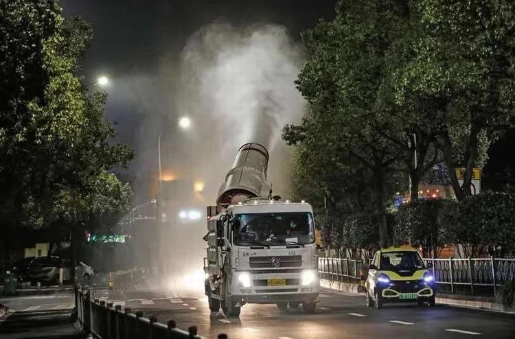 看，路上有逆行的东风“战车”！