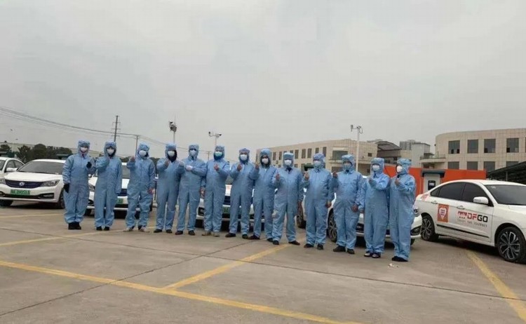 看，路上有逆行的东风“战车”！