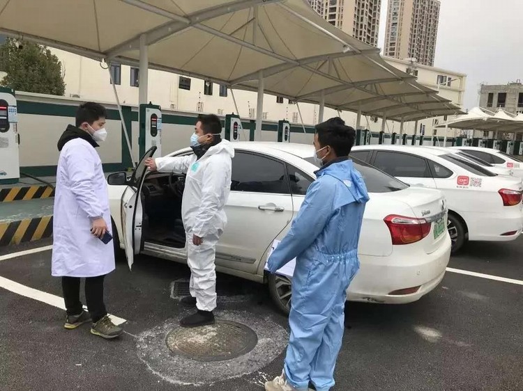 看，路上有逆行的东风“战车”！