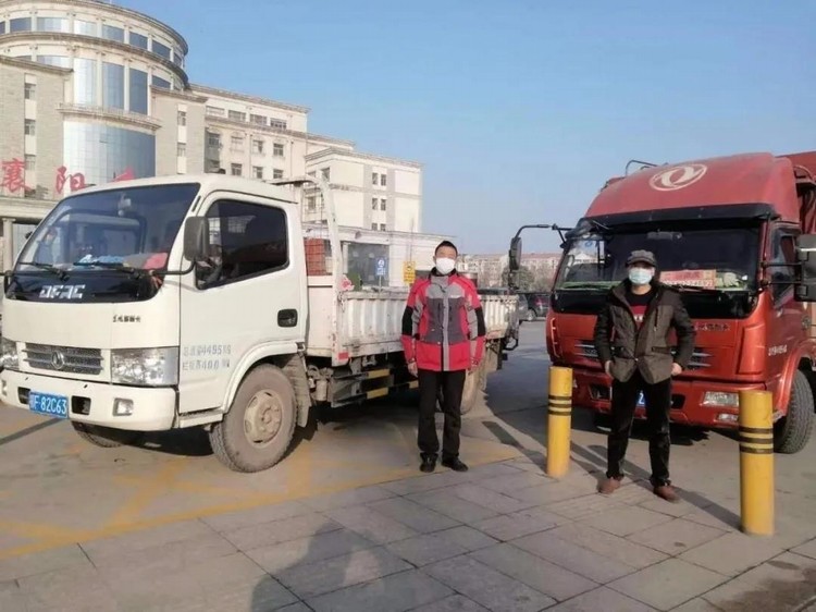 看，路上有逆行的东风“战车”！