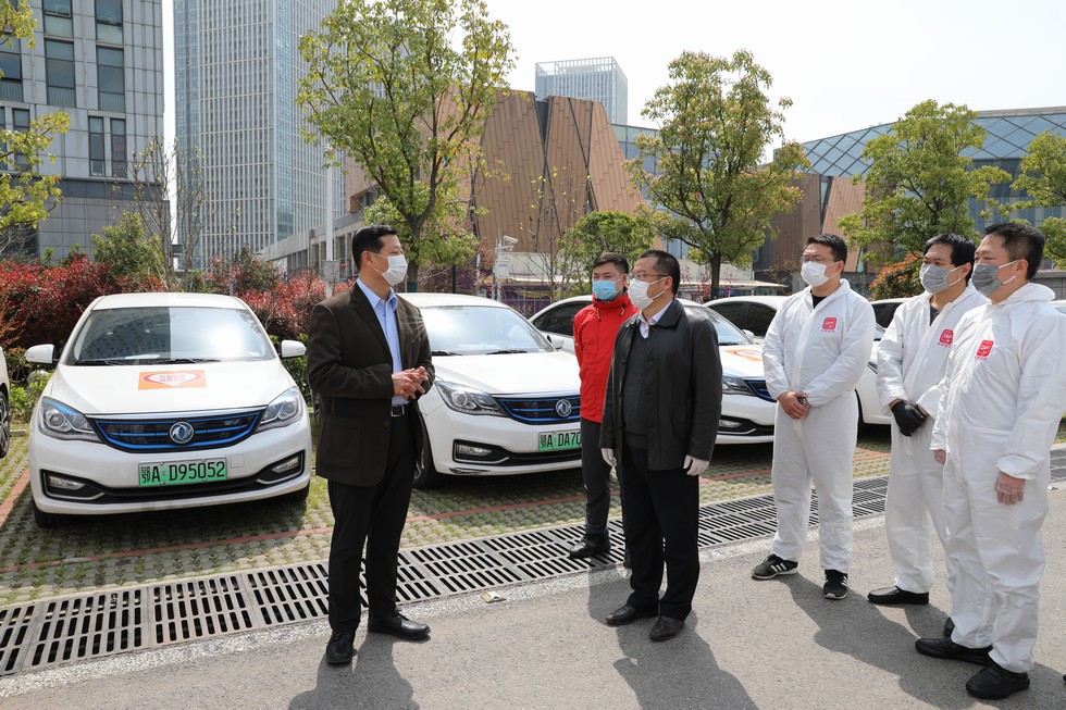 ​竺延风慰问东风出行抗疫保运车队：“你们辛苦了！你们了不起！”